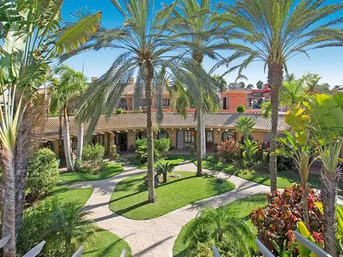 tunien van hotel Suites & Villas by Dunas in gran canaria