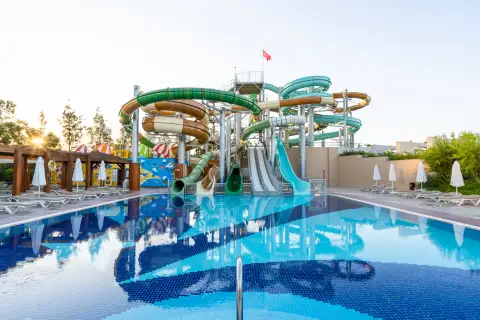 fame-residence-lara-antalya-glijbanen