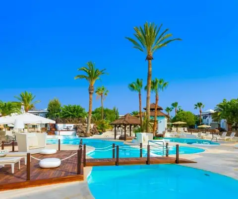 zwembaden van hotel h10 white suites in lanzarote