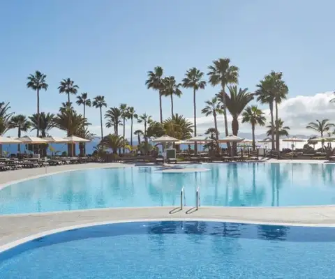 zwembad van hotel dreams lanzarote playa dorada in lanzarote