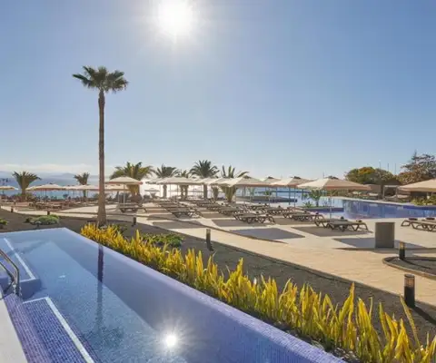 zwembad van hotel dreams lanzarote playa dorada in lanzarote
