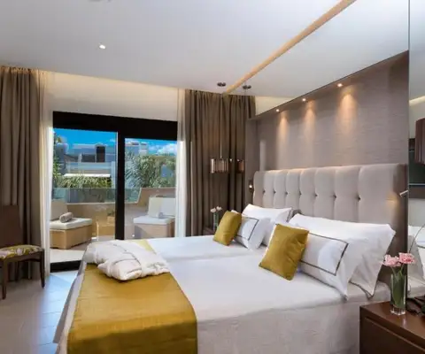 Kamer met bed hotel gf victoria in tenerife