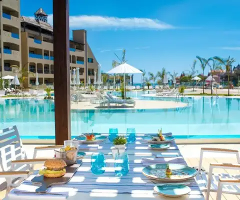 zwembad en restaurant in hotel gf victoria in tenerife
