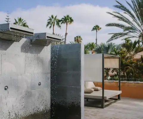 buitendouche van hotel Suites & Villas by Dunas in gran canaria