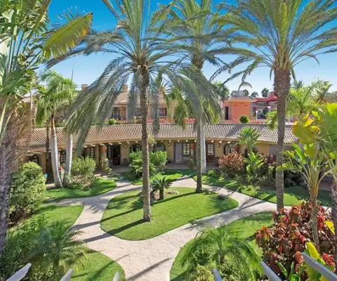 tunien van hotel Suites & Villas by Dunas in gran canaria