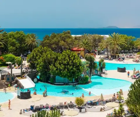 zwembad van hotel h10 lanzarote princess op lanzarote