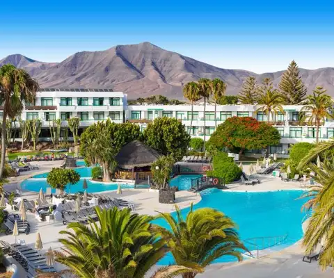 zwembad van hotel h10 lanzarote princess op lanzarote