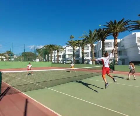 tennisbaan van hotel riu paraiso lanzarote
