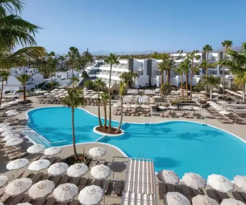 zwembad van hotel riu paraiso lanzarote