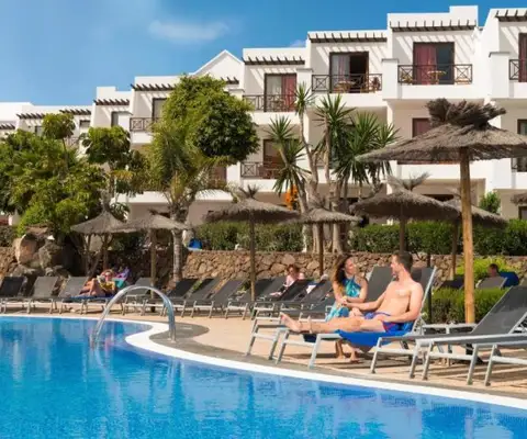 relaxen aan het zwembad bij hotel allsun albatros op lanzarote