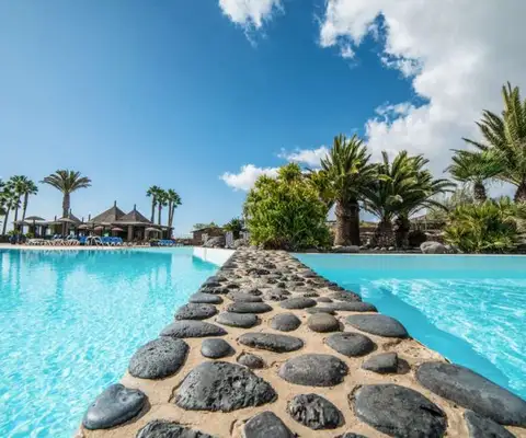 zwembad van hotel beatriz costa spa resort op lanzarote