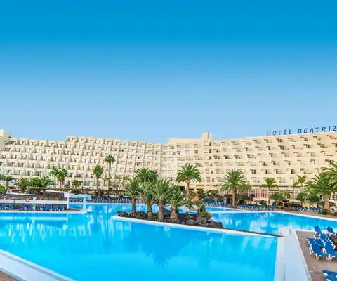 zwembad van hotel beatriz costa spa resort op lanzarote