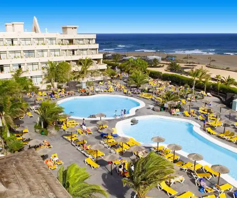 zwembad van het hotel beatriz playa en spa op lanzarote