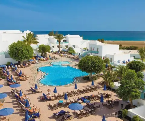 zwembad van hotel lanzarote village op lanzarote