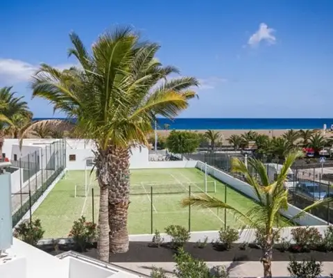 tennisbaan van hotel lanzarote village op lanzarote