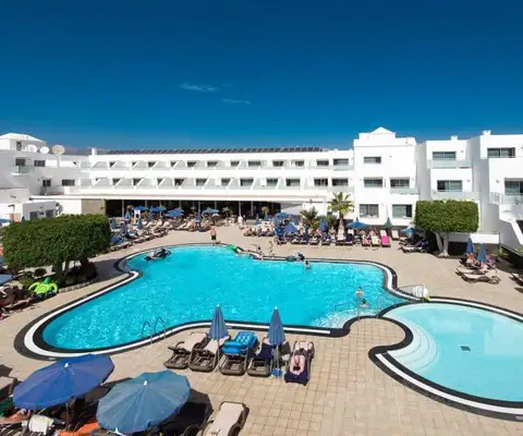 zwembad van hotel lanzarote village op lanzarote