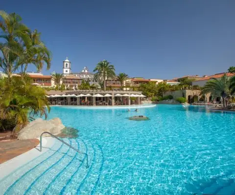 zwembad bij hotel Lopesan Villa Del Conde in gran canaria