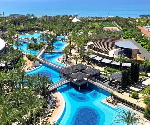 Het zwembad van hotel royal wings in lara