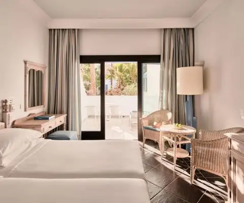 slaapkamer van hotel seaside los jameos playa in lanzarote