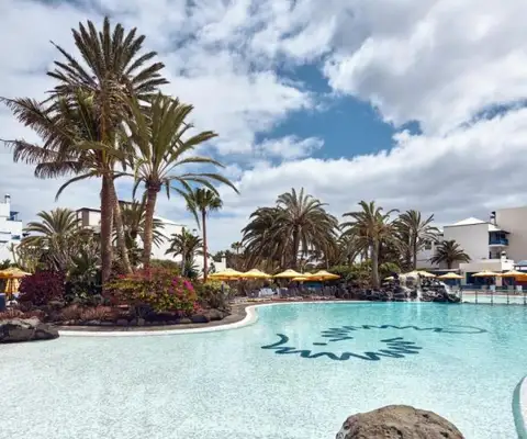 zwembad van hotel seaside los jameos playa in lanzarote