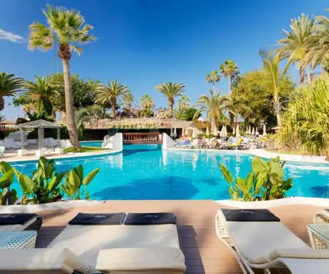 Het zwembad van H10 Conquistador op Tenerife in Spanje