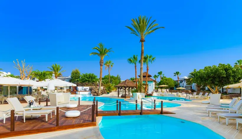 zwembaden van hotel h10 white suites in lanzarote