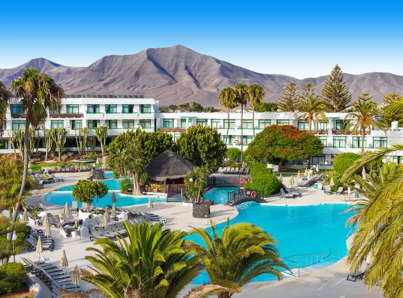 zwembad van hotel h10 lanzarote princess op lanzarote