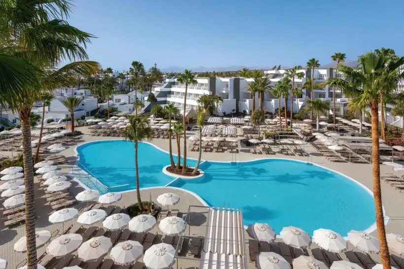 zwembad van hotel riu paraiso lanzarote