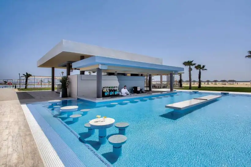 zwembad van hotel riu palace santa maria op kaapverdië