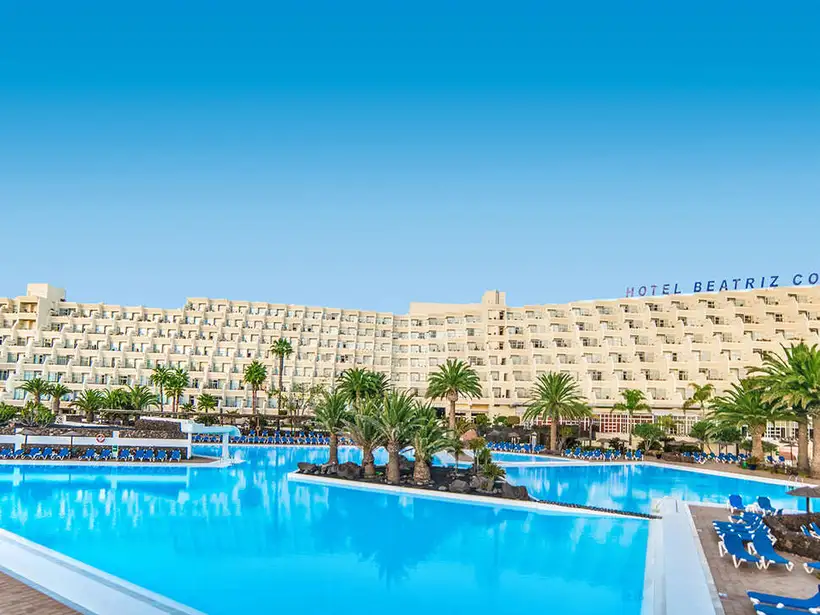 zwembad van hotel beatriz costa spa resort op lanzarote