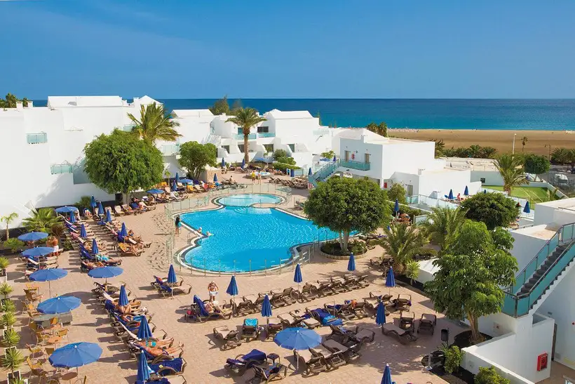 zwembad van hotel lanzarote village op lanzarote