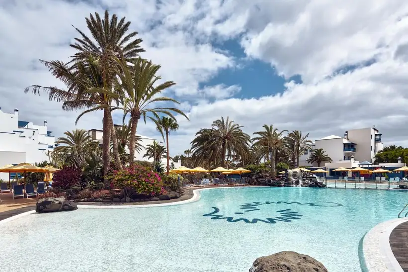 zwembad van hotel seaside los jameos playa in lanzarote