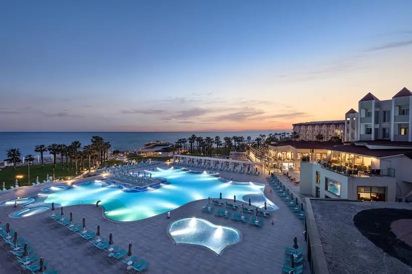 zwembaden Arcanus side resort in side turkije