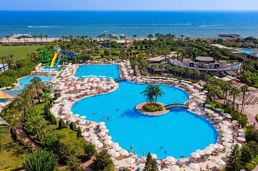 zwembaden miracle resort lara in turkije