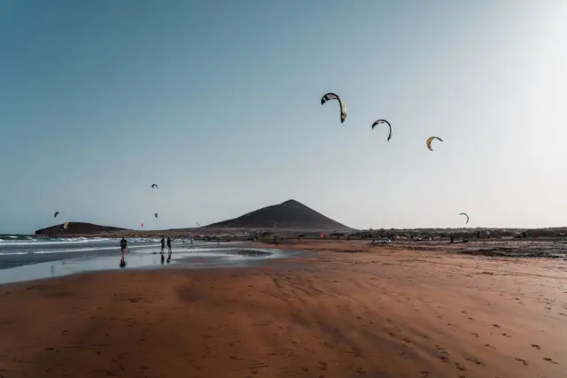 Kitesurfers op het strand van El Médano met Montaña Roja