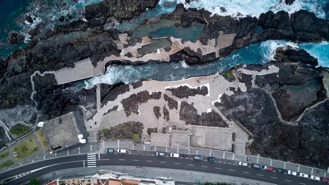 De natuurlijke zeebaden van El Caletón in Garachico van bovenaf