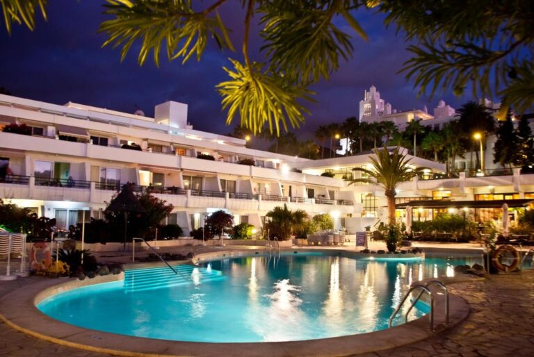 zwembad in de nacht van hotel HOVIMA Costa Adeje in tenerife
