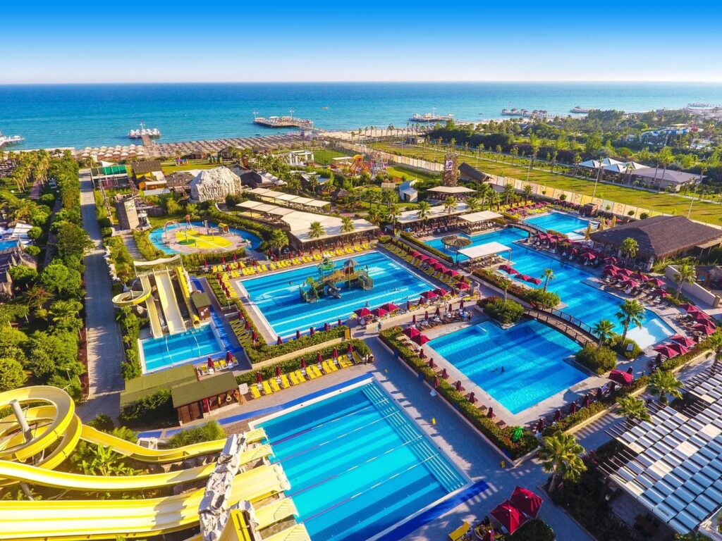 Zwembadencomplex aska lara resort in turkije