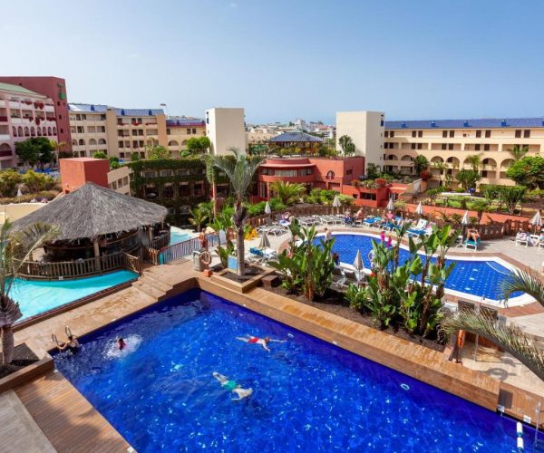 Overzicht zwembadcomplex van Hotel Best Jacaranda in Tenerife