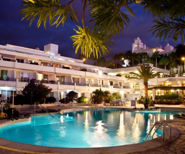 zwembad in de nacht van hotel HOVIMA Costa Adeje in tenerife